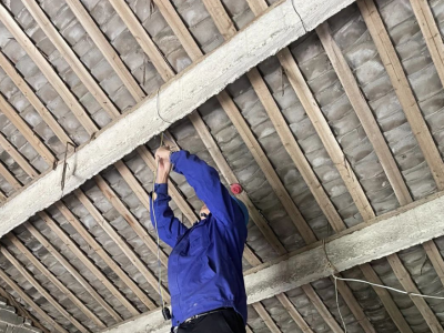 村企合作送安全——關(guān)愛孤老，電力維修志愿服務(wù)